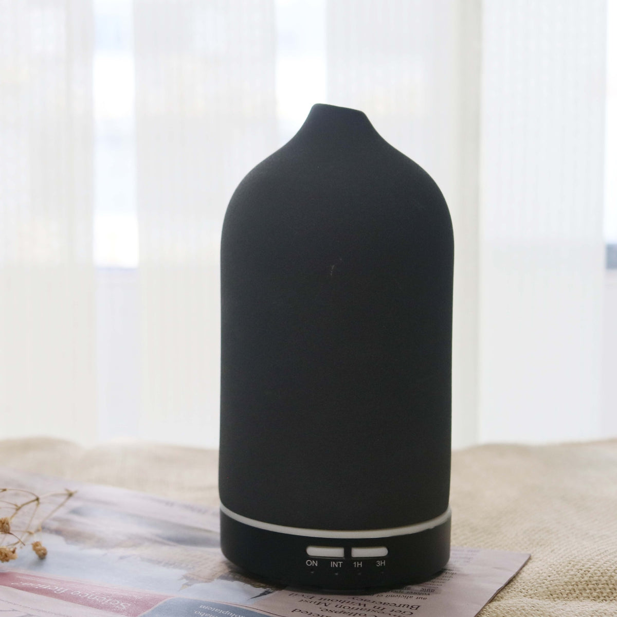 Jinyue Ceramic Aroma Diffuser — Black bottle-shaped ceramic aroma diffuser, in the UK configuration.
