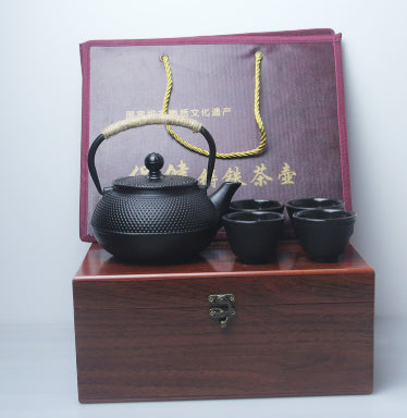 Ratna Cast Iron Tea Set — 600 ml cast-iron teapot service, Set 9, with four cups and gift-box packaging.